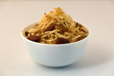 Hint usulü kızartılmış abur cuburlar falahari chivda- chivda veya kuru meyvelerle karıştırılmış süs..