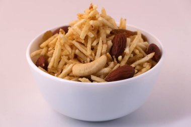 Hint usulü kızartılmış abur cuburlar falahari chivda- chivda veya kuru meyvelerle karıştırılmış süs..