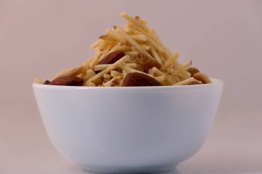 Hint usulü kızartılmış abur cuburlar falahari chivda- chivda veya kuru meyvelerle karıştırılmış süs..