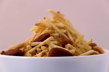 Hint usulü kızartılmış abur cuburlar falahari chivda- chivda veya kuru meyvelerle karıştırılmış süs..