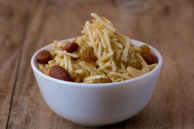 Hint usulü kızartılmış abur cuburlar falahari chivda- chivda veya kuru meyvelerle karıştırılmış süs..