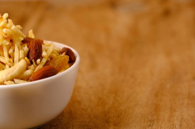 Hint usulü kızartılmış abur cuburlar falahari chivda- chivda veya kuru meyvelerle karıştırılmış süs..