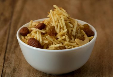 Hint usulü kızartılmış abur cuburlar falahari chivda- chivda veya kuru meyvelerle karıştırılmış süs..