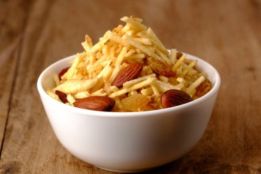 Hint usulü kızartılmış abur cuburlar falahari chivda- chivda veya kuru meyvelerle karıştırılmış süs..