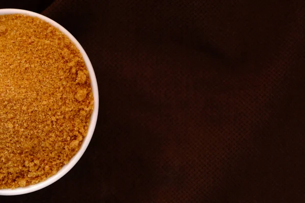 褐布质感背景下的褐糖陶瓷碗 — 图库照片
