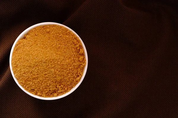 Hnědý Cukr Keramická Mísa Hnědé Látkové Textury Pozadí — Stock fotografie