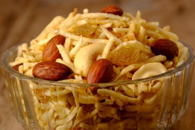 Hint usulü kızartılmış abur cuburlar falahari chivda- chivda veya kuru meyvelerle karıştırılmış süs..