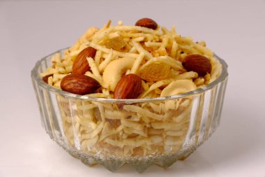 Hint usulü kızartılmış abur cuburlar falahari chivda- chivda veya kuru meyvelerle karıştırılmış süs..