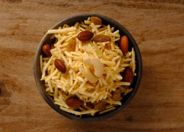 Hint usulü kızartılmış abur cuburlar falahari chivda- chivda veya kuru meyvelerle karıştırılmış süs..