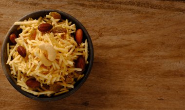 Hint usulü kızartılmış abur cuburlar falahari chivda- chivda veya kuru meyvelerle karıştırılmış süs..