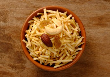 Hint usulü kızartılmış abur cuburlar falahari chivda- chivda veya kuru meyvelerle karıştırılmış süs..