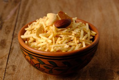 Hint usulü kızartılmış abur cuburlar falahari chivda- chivda veya kuru meyvelerle karıştırılmış süs..