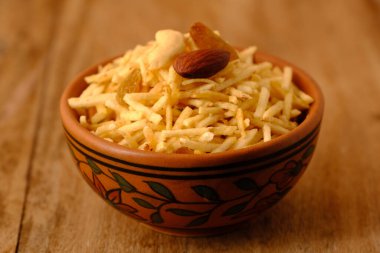 Hint usulü kızartılmış abur cuburlar falahari chivda- chivda veya kuru meyvelerle karıştırılmış süs..