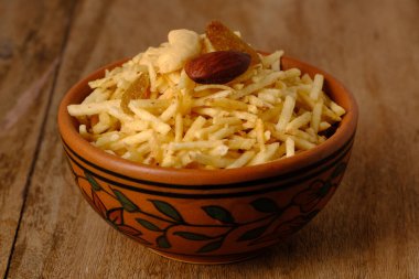 Hint usulü kızartılmış abur cuburlar falahari chivda- chivda veya kuru meyvelerle karıştırılmış süs..