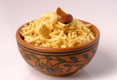 Hint usulü kızartılmış abur cuburlar falahari chivda- chivda veya kuru meyvelerle karıştırılmış süs..