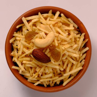 Hint usulü kızartılmış abur cuburlar falahari chivda- chivda veya kuru meyvelerle karıştırılmış süs..