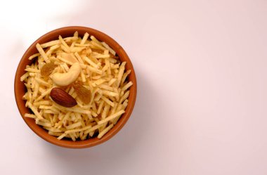 Hint usulü kızartılmış abur cuburlar falahari chivda- chivda veya kuru meyvelerle karıştırılmış süs..