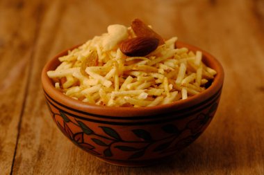 Hint usulü kızartılmış abur cuburlar falahari chivda- chivda veya kuru meyvelerle karıştırılmış süs..