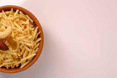 Hint usulü kızartılmış abur cuburlar falahari chivda- chivda veya kuru meyvelerle karıştırılmış süs..