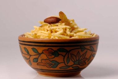 Hint usulü kızartılmış abur cuburlar falahari chivda- chivda veya kuru meyvelerle karıştırılmış süs..