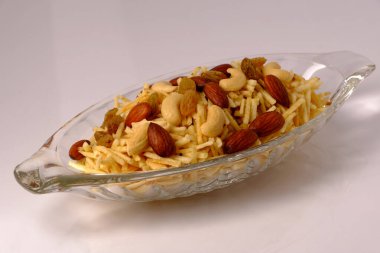 Hint usulü kızartılmış abur cuburlar falahari chivda- chivda veya kuru meyvelerle karıştırılmış süs..