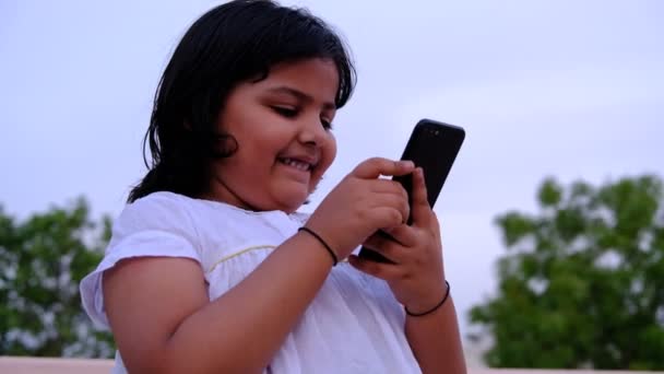 Kleines Mädchen Mit Smartphone — Stockvideo