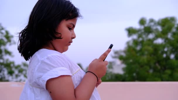 Маленька Дівчинка Використовує Смартфон — стокове відео
