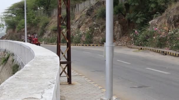 Udaipur Indie Rok 2015 Ciągnik Poruszający Się Drogach Udaipur — Wideo stockowe