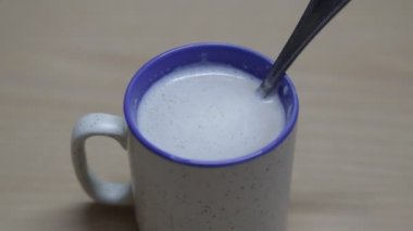 Kahve fincanı veya enerji içeceği.