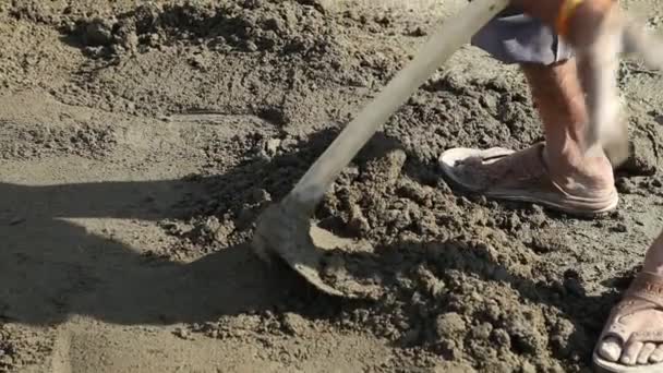 Close Van Het Maken Van Zelfgemaakt Beton Mengen Cement Zand — Stockvideo