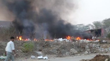 UDAIPUR, Hindistan - Aralık 2015: Udaipur, Hindistan 'da bir yol yakınında hava kirliliği.