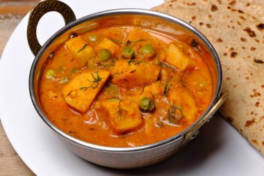 Hint usulü süzme peynir ya da roti peynirli köri.