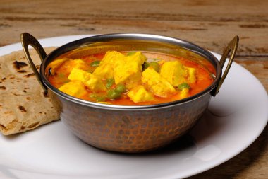 Hint usulü süzme peynir ya da roti peynirli köri.