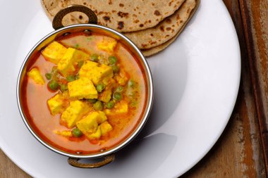 Hint usulü süzme peynir ya da roti peynirli köri.