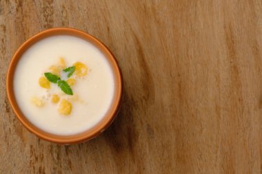 Hint usulü yaz içkisi masala chach veya tereyağından yapılan raita.