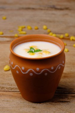 Hint usulü yaz içkisi masala chach veya tereyağından yapılan raita.