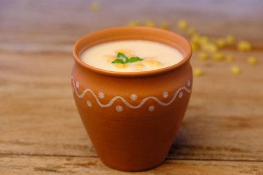 Hint usulü yaz içkisi masala chach veya tereyağından yapılan raita.