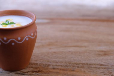 Hint usulü yaz içkisi masala chach veya tereyağından yapılan raita.