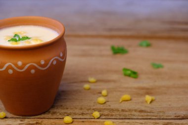 Hint usulü yaz içkisi masala chach veya tereyağından yapılan raita.