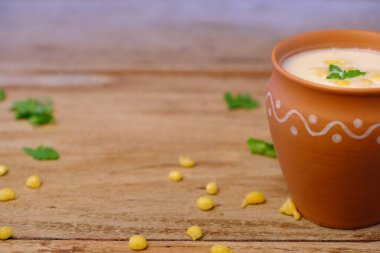 Hint usulü yaz içkisi masala chach veya tereyağından yapılan raita.