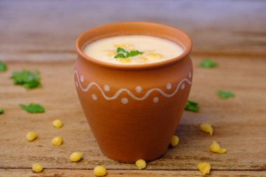 Hint usulü yaz içkisi masala chach veya tereyağından yapılan raita.