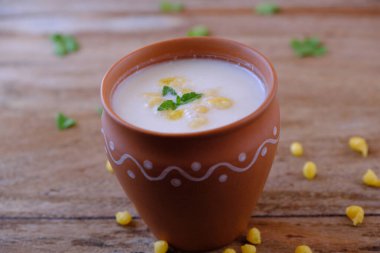 Hint usulü yaz içkisi masala chach veya tereyağından yapılan raita.