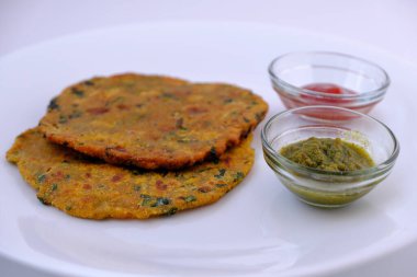 Hindistan düz ekmek thepla veya paratha çeşitliliği