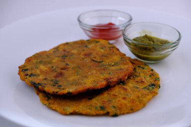 Hindistan düz ekmek thepla veya paratha çeşitliliği