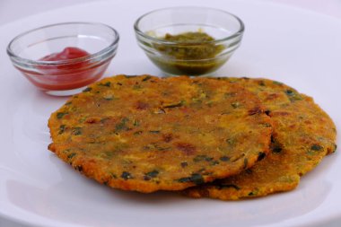 Hindistan düz ekmek thepla veya paratha çeşitliliği