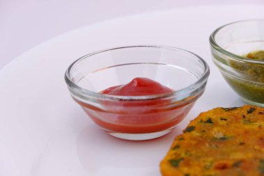 Cam kasede servis edilen domates ketçapı ya da sos.