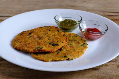 Hindistan düz ekmek thepla veya paratha çeşitliliği