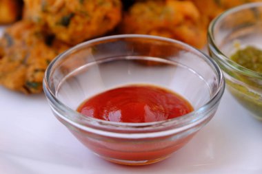 Hint aperatifi Pakora, domates sosu veya baharatlı.