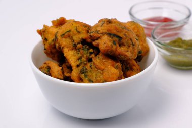 Hint aperatifi Pakora, domates sosu veya baharatlı.