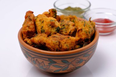 Hint aperatifi Pakora, domates sosu veya baharatlı.